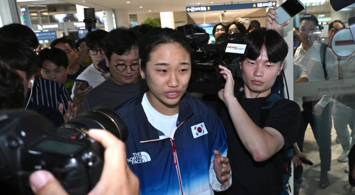 Badminton star An Se-young apologizes to fellow athletes for stealing spotlight