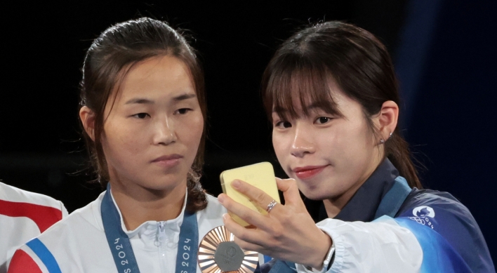 [Photo News] More photos of two Koreas' Olympians together