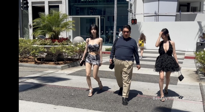 Hybe Chairman Bang spotted in LA with livestreamer Seyeon