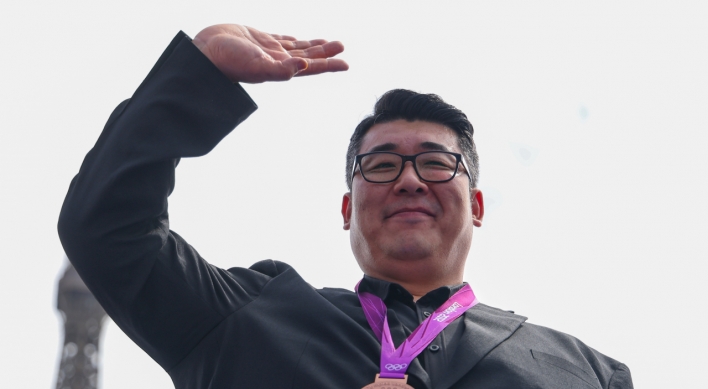 Retired weightlifter receives belated bronze medal in Paris ceremony