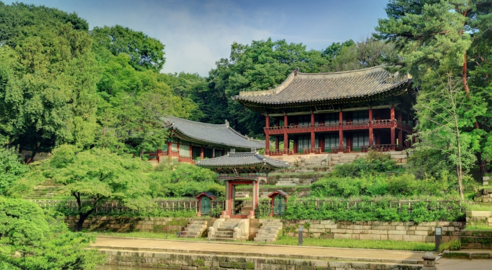 Take quiet morning stroll at Changdeokgung garden