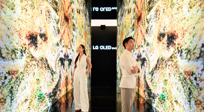 [Photo News] OLED lights up Vietnam