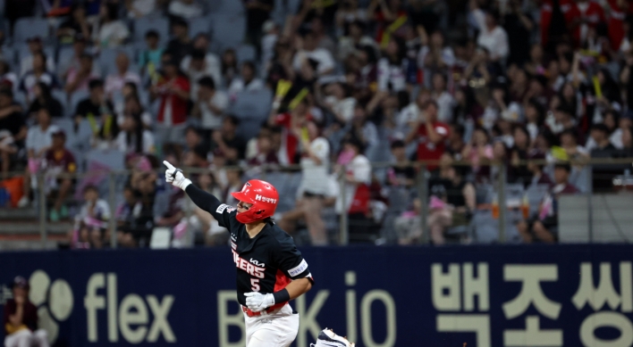 Tigers' Kim Do-yeong becomes youngest member of 30-30 club in KBO