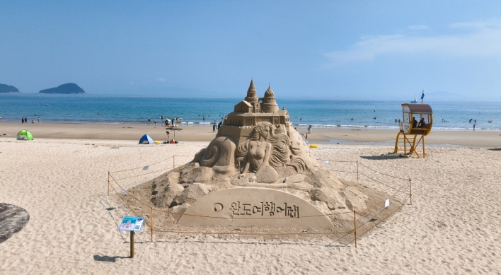 [Photo News] Wando's Sinji Myeongsasimni Beach entertains vacationers with diverse programs