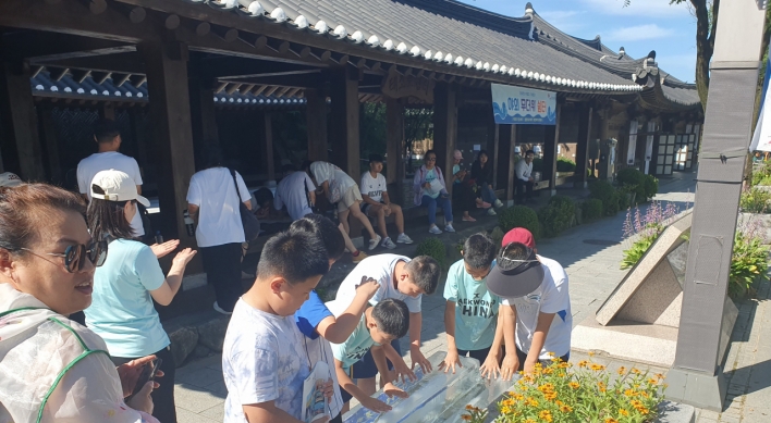 Jeonju City helps visitors chill at iconic hanok village