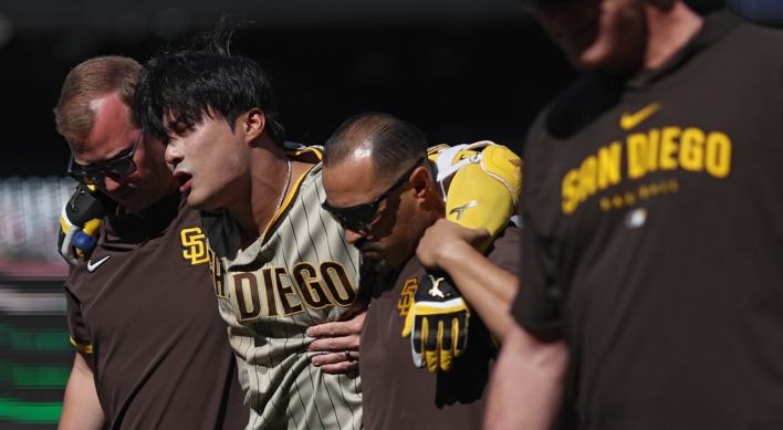 Padres' Kim Ha-seong leaves game with shoulder injury