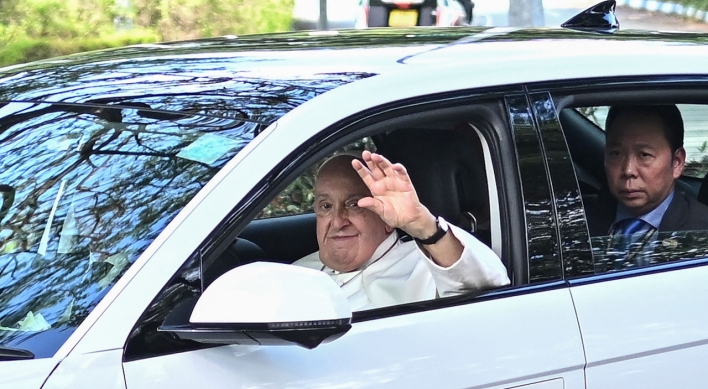 [Photo News] Pope rides Hyundai Ioniq 5 in Singapore