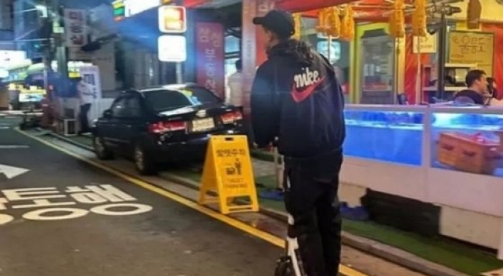 Ex-Premier Leaguer Lingard apologizes for unlicensed e-scooter riding