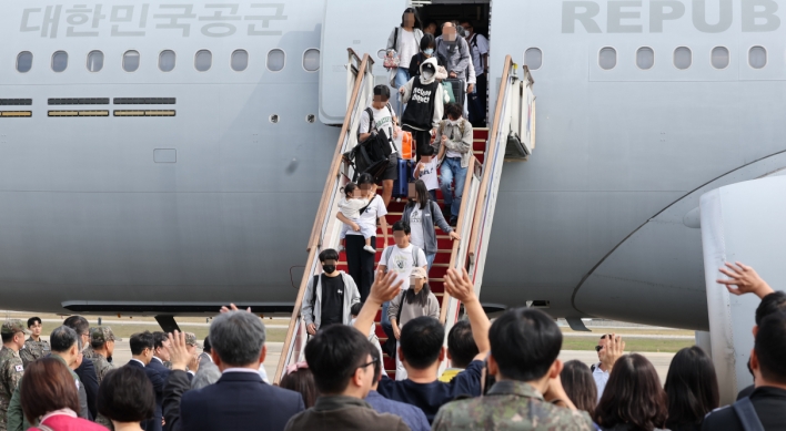 Military aircraft evacuating S. Koreans in Lebanon returns home