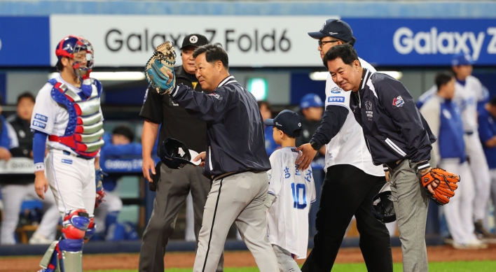 Lions legends participate in Korean Series pregame ceremony