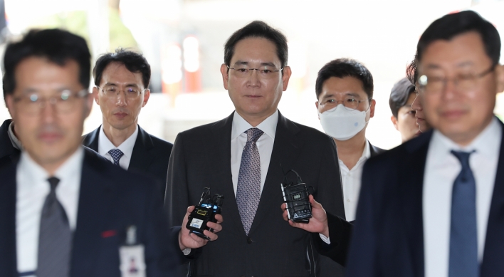 Prosecutors seek 5-year prison term for Samsung chief in merger retrial