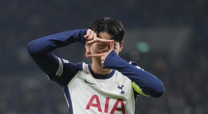 Son Heung-min scores penalty in Europa League draw vs. Roma