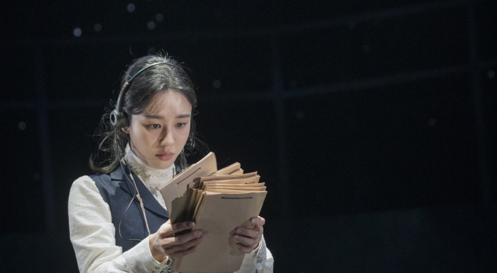 Ahn Eun-jin returns to stage as astronomer in 'Silent Sky'