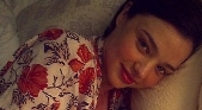 Miranda Kerr posts breastfeeding photo