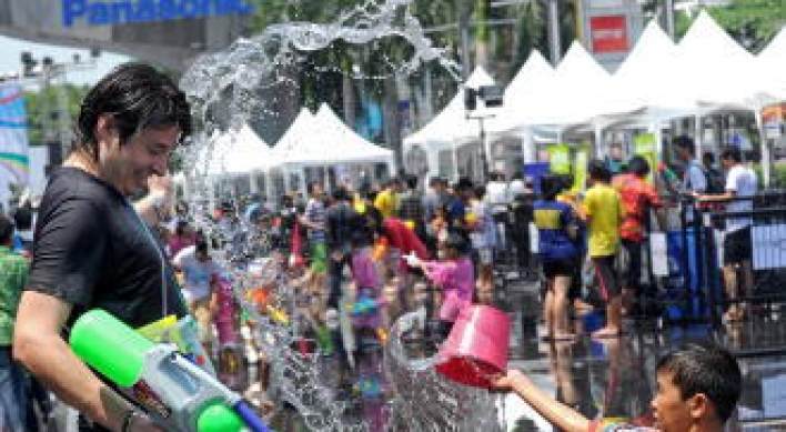Bangkok water-pistol fight to enter Guinness records