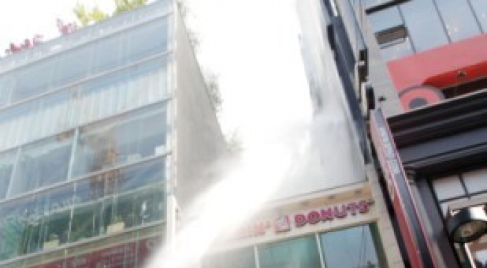 Fire hits building in downtown Seoul