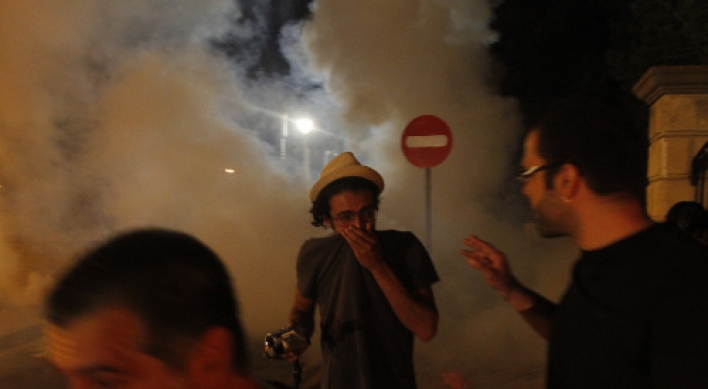 Cyprus protesters enter presidential palace grounds