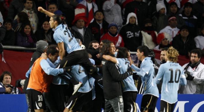 Uruguay clips Peru to reach final