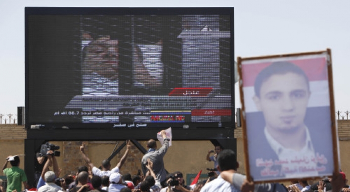 ‘Caged’ Hosni Mubarak denies all charges
