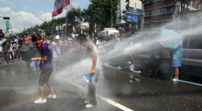 Police fire water cannons at protesters in rally against Hanjin layoffs