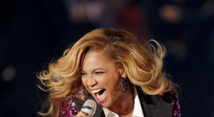 Perry wins top award, but Beyonce baby tops show