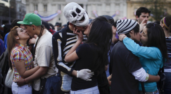 Chilean students stage kiss-in for reforms