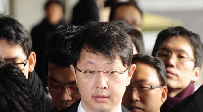 Prosecutors question SK Group vice chairman in embezzlement case