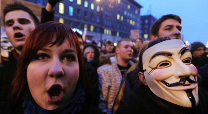 Poland signs copyright treaty that drew protests
