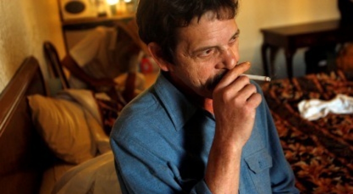 Smoking linked to mental decline in men: study