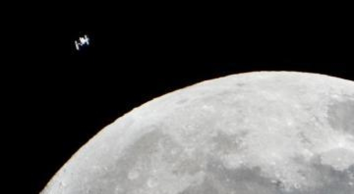 Space colony imminent? NASA eyes lunar “outpost” plan