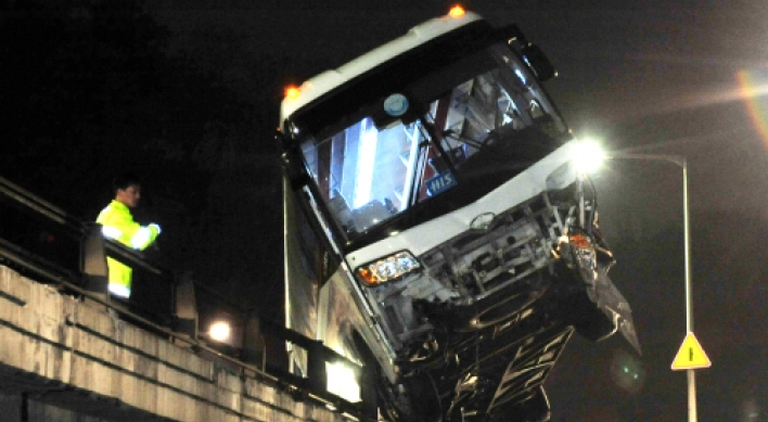 (Photo News) Tour bus hangs on the edge