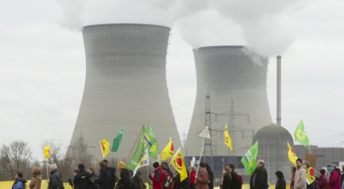Protesters link arms around the world against nuclear