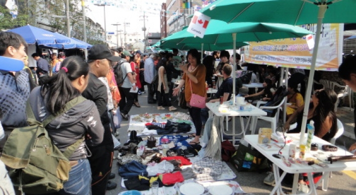 Foreigners’ flea market for charity