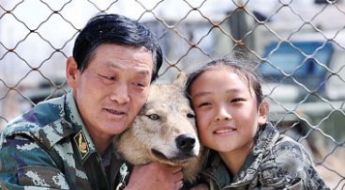 Father defends girl's stunt with wolves