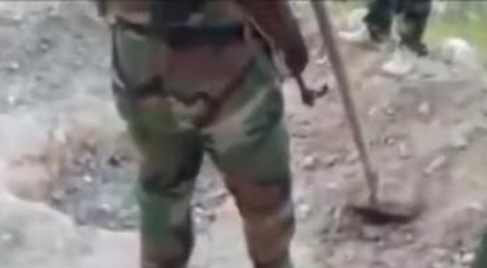 Video shows Syrian rebel buried alive