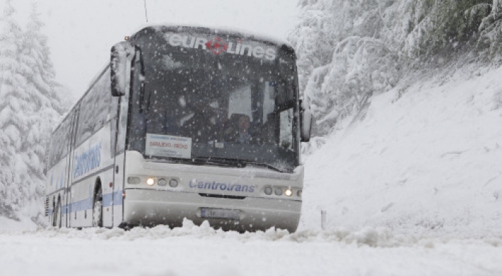Heavy snow surprises Bosnians after a hot weekend