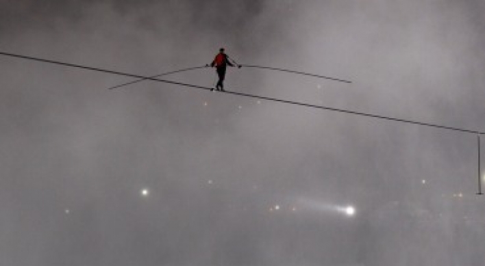 Tethered Wallenda walks wire across Niagara Falls