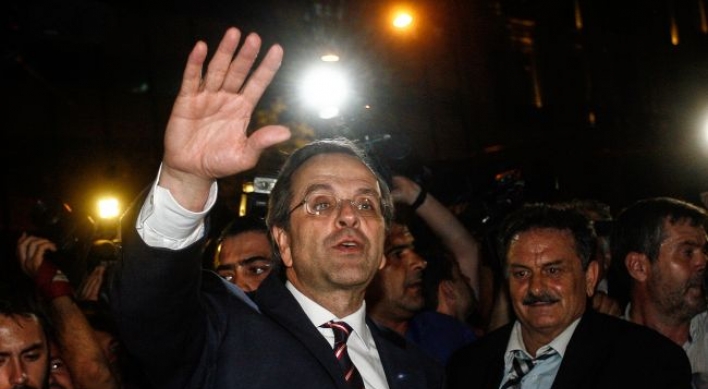 Greek conservatives win, head into coalition talks