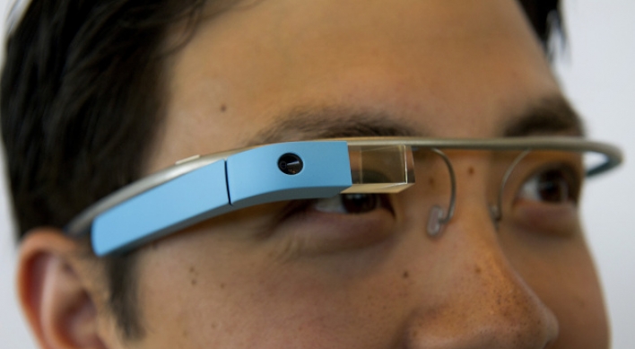 Google to sell prototype of futuristic glasses