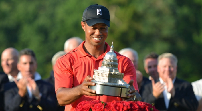 Tiger Woods squeaks out win