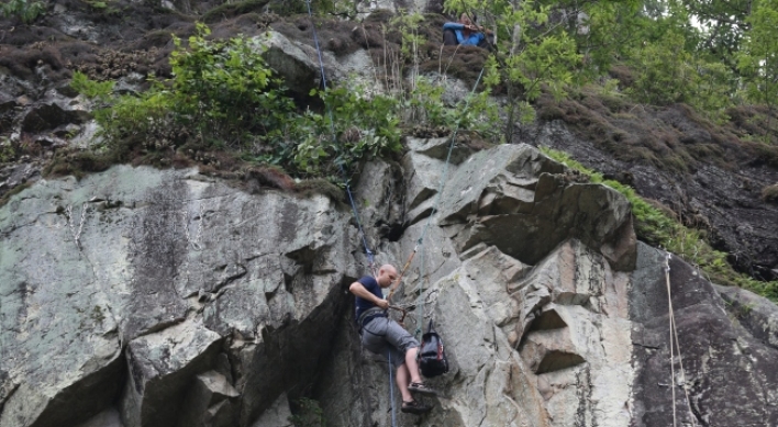 Rock climbers work together to reopen Bueongsae crag