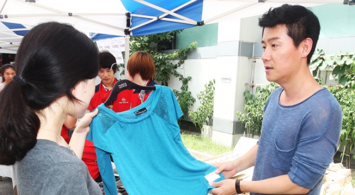 Singer Lee Hyun-woo helps out at bazaar in aid of sick children