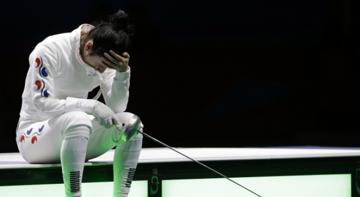Fencing row steals gold from Korean fencer