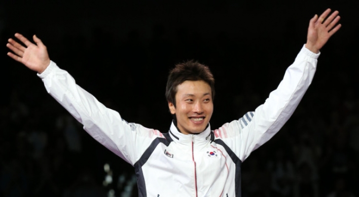 Choi Byung-chul wins fencing bronze in men's foil