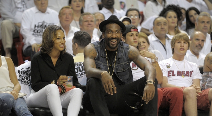 Knicks captain Amar’e Stoudemire encourages youths to pick up books