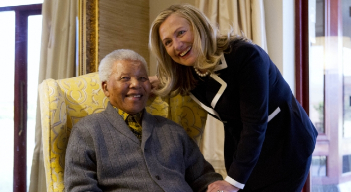 Clinton lunches with Mandela in rare visit at his home