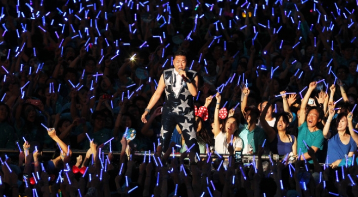 Psy entertains 30,000 fans ‘Gangnam style’