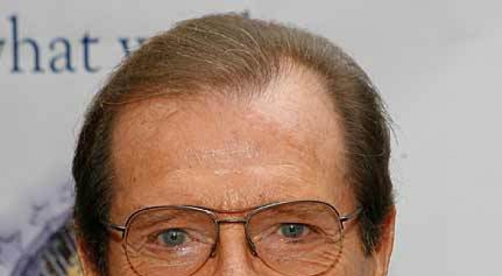 Former 007 Roger Moore ‘beaten up by first two wives’
