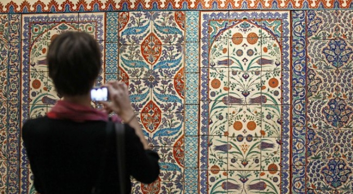 Amid cultural clash, Louvre honors Islamic art