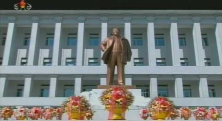 N. Korea unveils late leader’s new statue